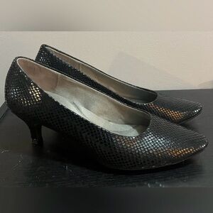 AEROSOLES HeelRest Stardom black patent faux snakeskin pumps size 10